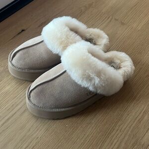 Ugg disquette platform slippers sand color size 6